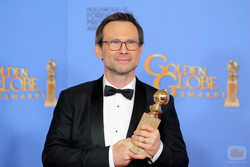 Christian Slater posa con el Globo de Oro