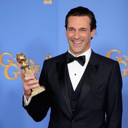 Jon Hamm posa con el Globo de Oro