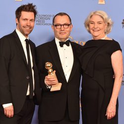 El equipo de 'Wolf Hall' posa con el Globo de Oro