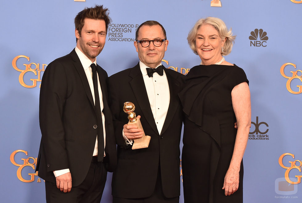 El equipo de 'Wolf Hall' posa con el Globo de Oro