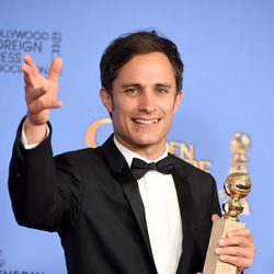 Gael García Bernal posa con el Globo de Oro