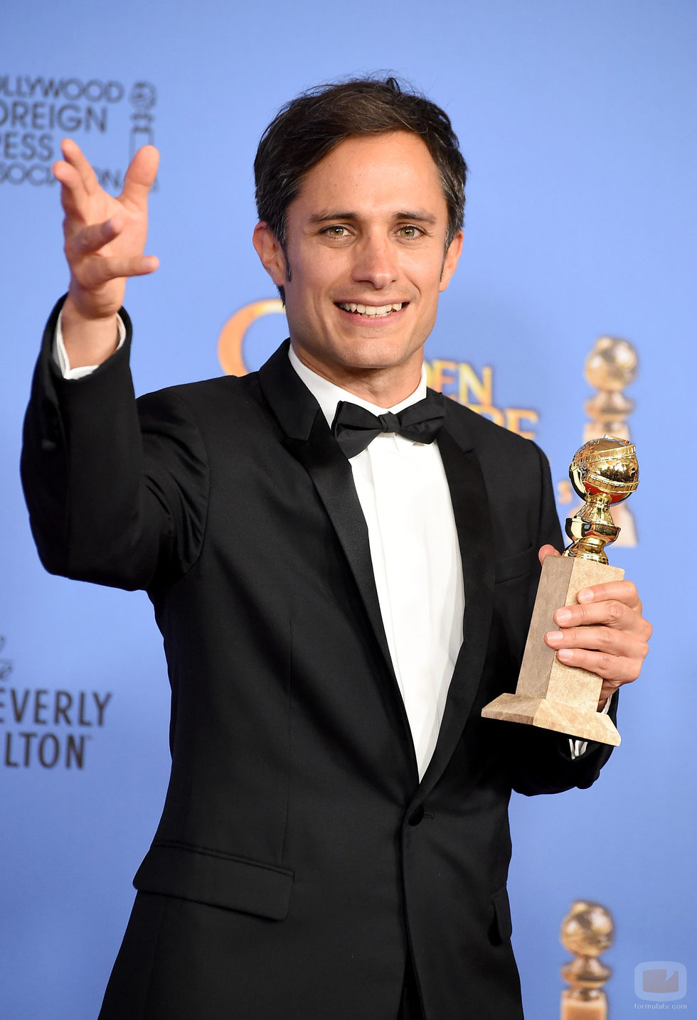 Gael García Bernal posa con el Globo de Oro