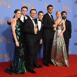 El equipo de 'Mr. Robot' posa con el Globo de Oro