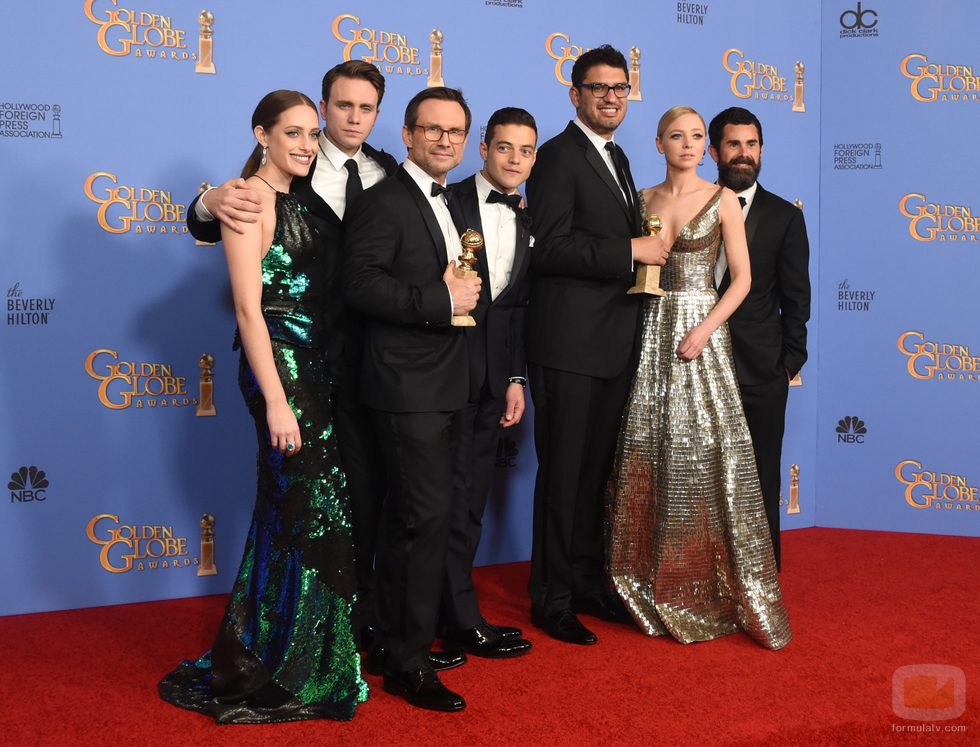 El equipo de 'Mr. Robot' posa con el Globo de Oro