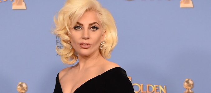 Lady Gaga posa con el Globo de Oro