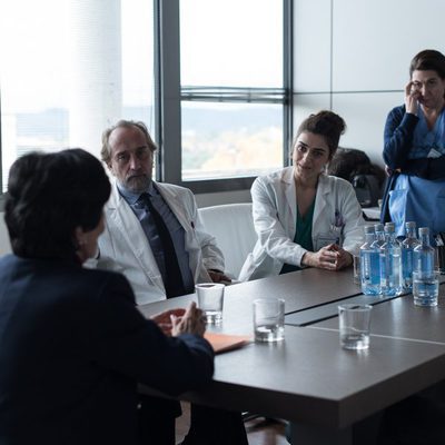 El equipo de médicos del Montalbán en una reunión en 'Bajo sospecha'