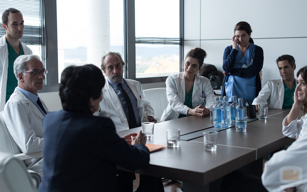 El equipo de médicos del Montalbán en una reunión en 'Bajo sospecha'