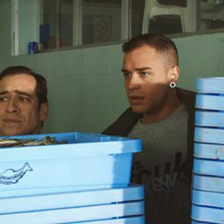 Vicente y Dani, escondidos tras unos tablones azules en 'Chiringuito de Pepe'