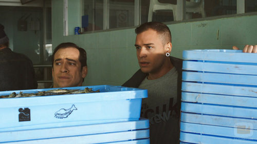 Vicente y Dani, escondidos tras unos tablones azules en 'Chiringuito de Pepe'