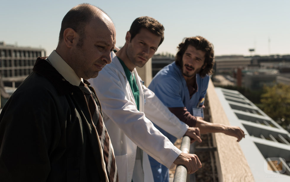 Vidal, Alain y Víctor comentan los avances en lo alto del hospital en 'Bajo sospecha'