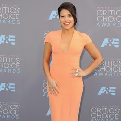 Gina Rodríguez en la alfombra de los Critics' Choice Awards 2016