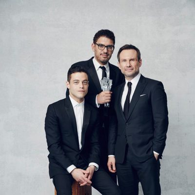 El equipo de 'Mr.Robot' posando como ganadores en los Critics' Choice Awards