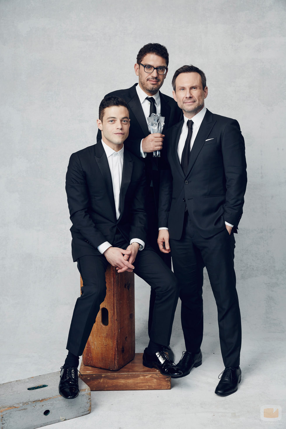 El equipo de 'Mr.Robot' posando como ganadores en los Critics' Choice Awards