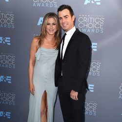 Justin Theroux y Jennifer Aniston en la alfombra de los Critics' Choice Awards