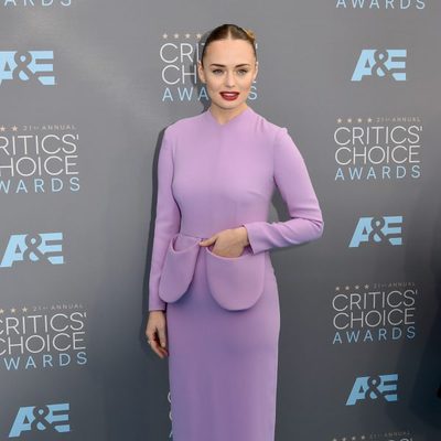 Laura Haddock en la alfombra de los Critics' Choice Awards