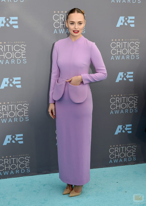 Laura Haddock en la alfombra de los Critics' Choice Awards