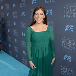 Mayim Bialik en la alfombra de los Critics' Choice Awards