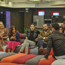 Alejandro habla con sus compañeros en plena gala de 'Gran Hermano VIP'
