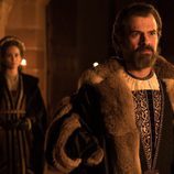 Fernando "el católico" de lo más serio y pensativo en 'La corona partida'