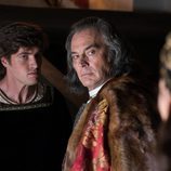 Maximiliano y Felipe hablan en secreto en 'La corona partida'