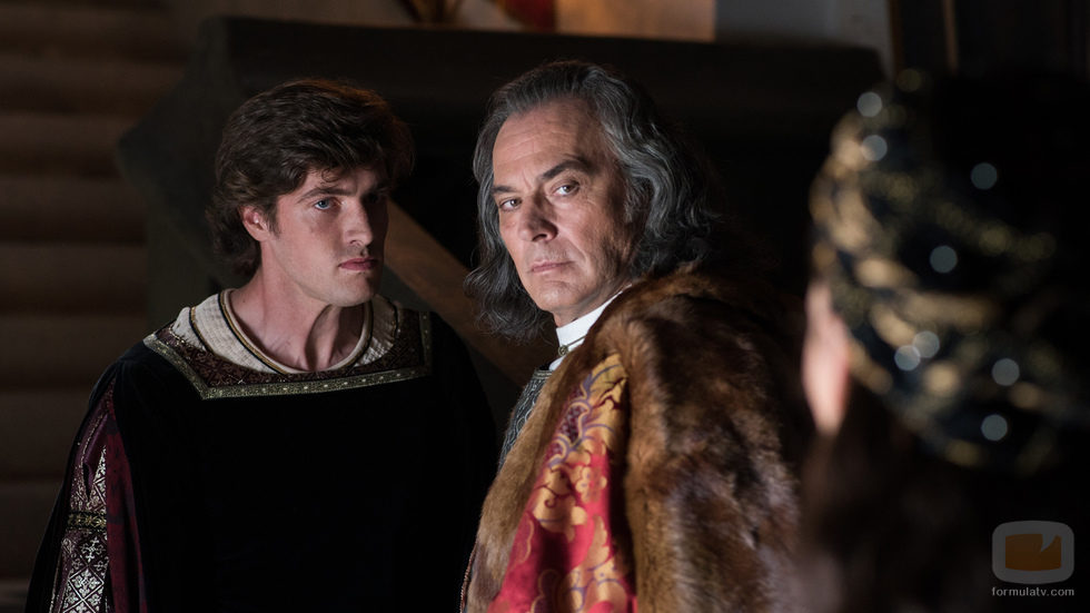 Maximiliano y Felipe hablan en secreto en 'La corona partida'