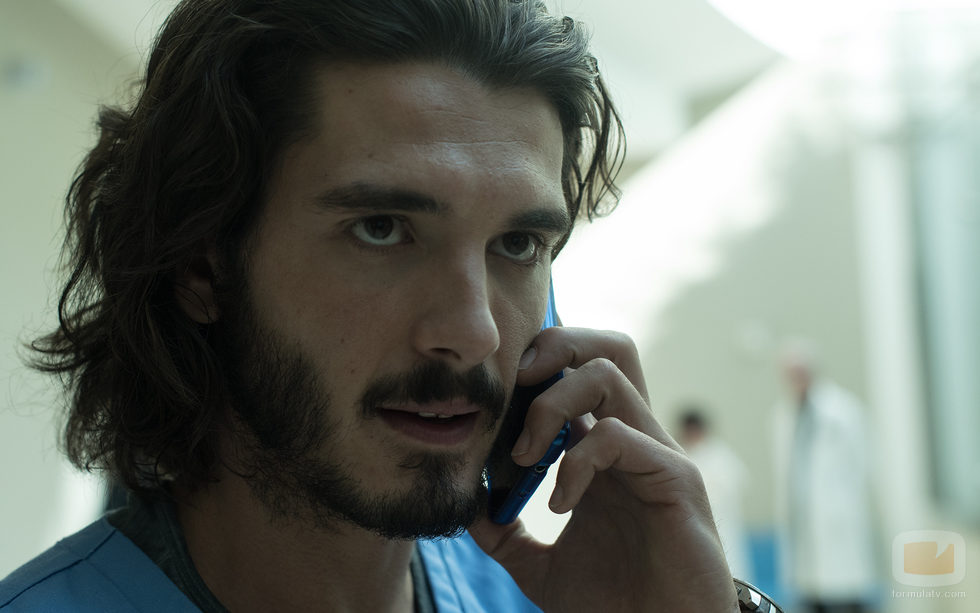 Victor llama por teléfono a su contacto en plena infiltración en 'Bajo sospecha'