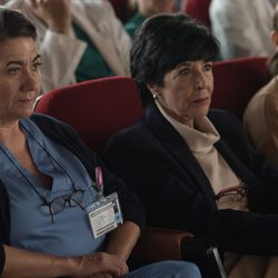 Lidia y Adela escuchan atentamente en el salón del hospital en 'Bajo sospecha'