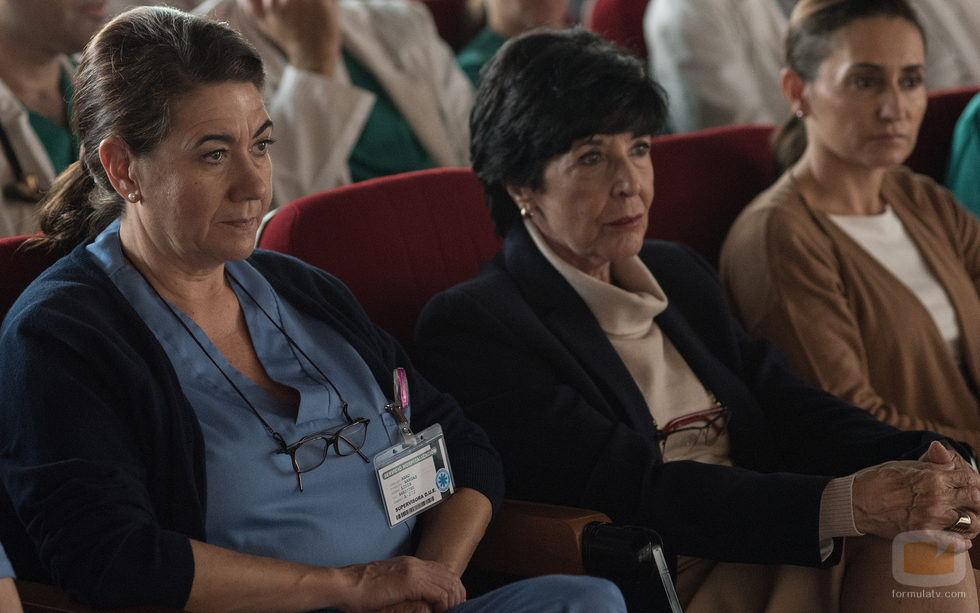 Lidia y Adela escuchan atentamente en el salón del hospital en 'Bajo sospecha'