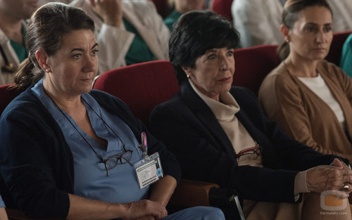 Lidia y Adela escuchan atentamente en el salón del hospital en 'Bajo sospecha'