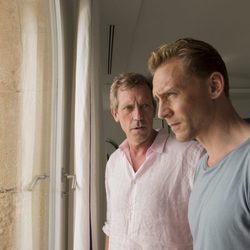 Roper (Hugh Laurie) y Pine (Tom Hiddleston) juntos en 'El infiltrado'