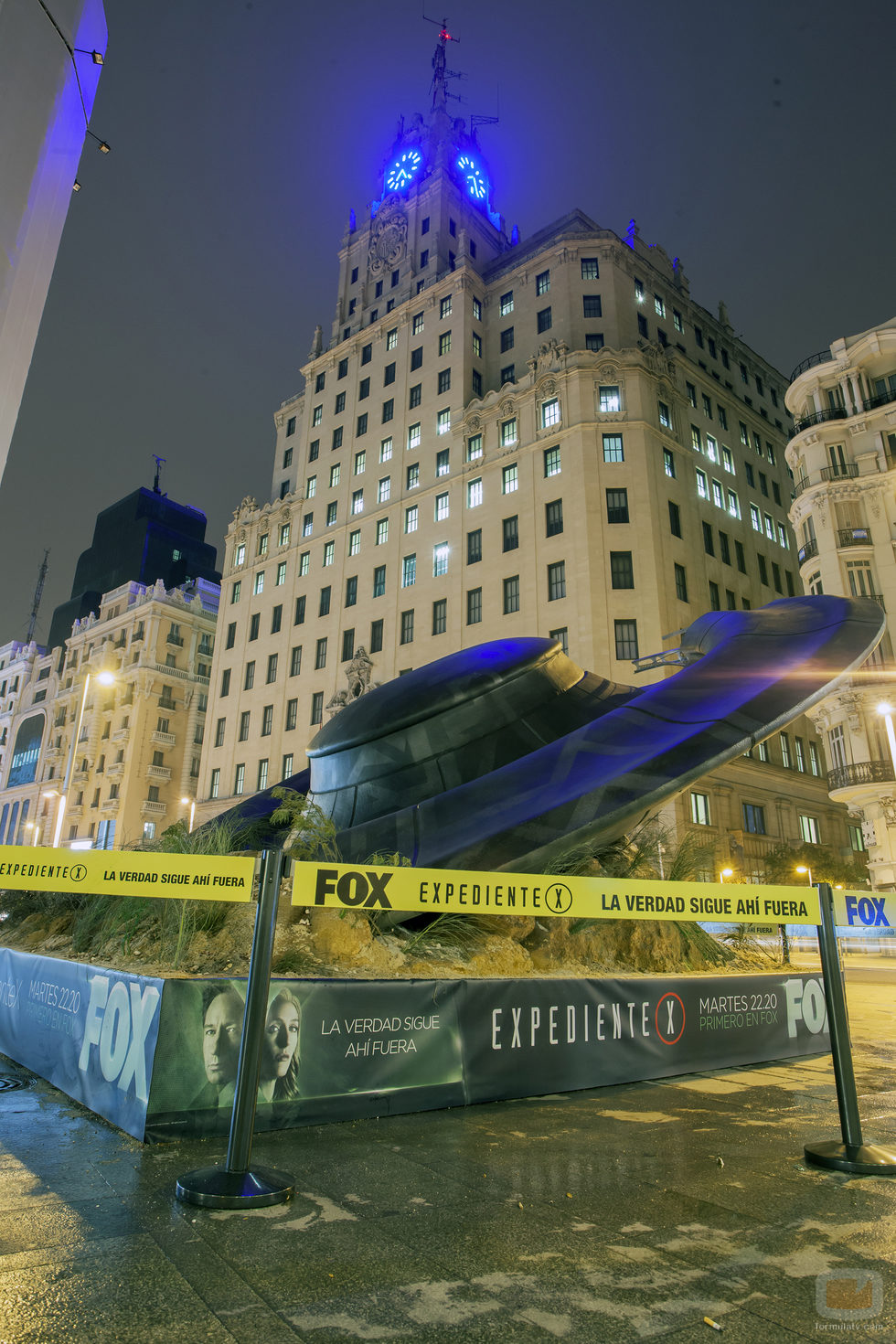 Un OVNI aterriza enfrente del edificio de Telefónica