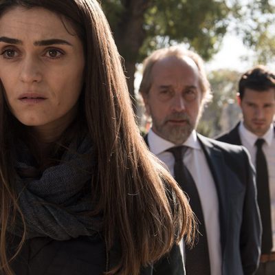 Belén Yagüe, Miguel Manrique y Alain Juillard acuden al entierro de Isabel Freire en 'Bajo sospecha'