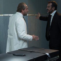Enrique se enfrenta al doctor Manrique en 'Bajo sospecha'