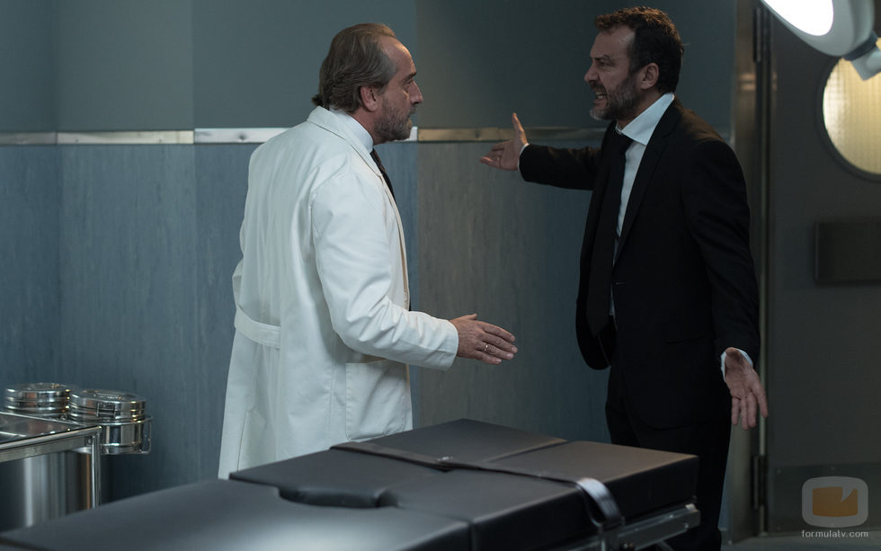 Enrique se enfrenta al doctor Manrique en 'Bajo sospecha'