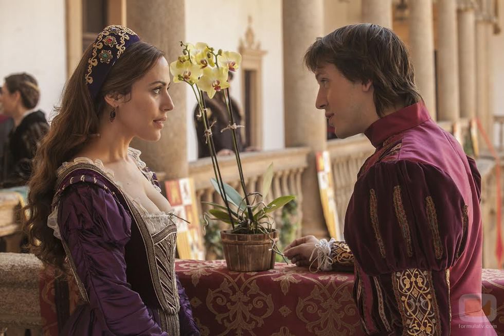 Isabel de Osorio y el príncipe Felipe charlan en 'Carlos, rey emperador'