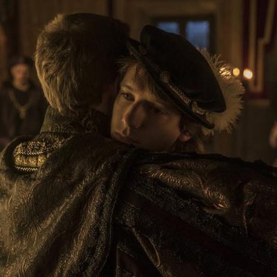 Carlos V abraza a su hijo Felipe en 'Carlos, rey emperador'