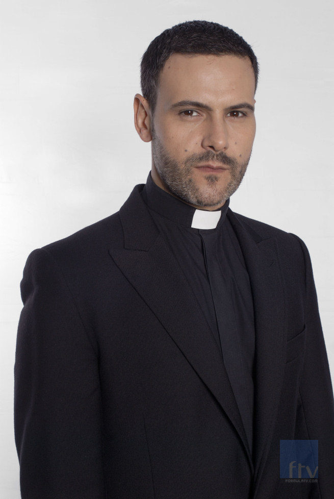 Roberto Enríquez vestido de sacerdote para Quart
