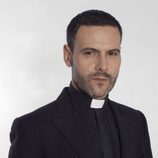 Roberto Enríquez vestido de sacerdote para Quart