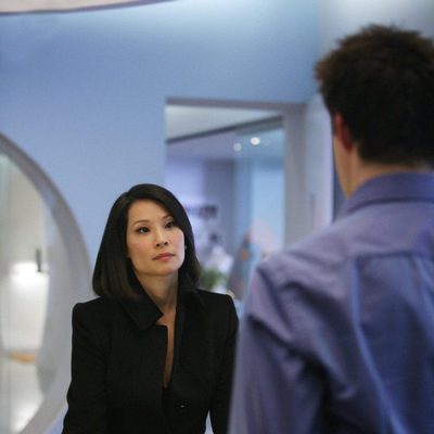 Lucy Liu y Eric Mabius en 'Ugly Betty'