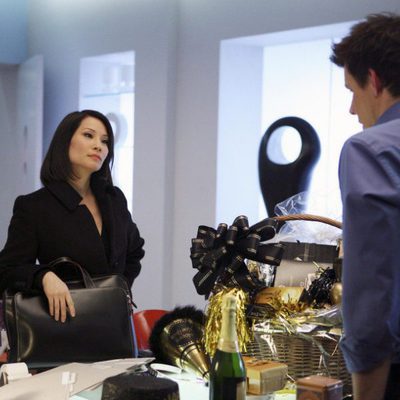 Eric Mabius y Lucy Liu en el capítulo "Abandonada" de la serie 'Ugly Betty'
