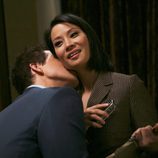 Eric Mabius besa a Lucy Liu