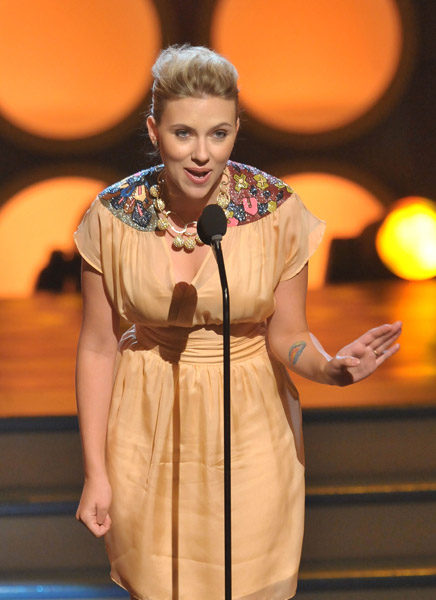 Scarlett Johansson presenta los en los 'TCA 2008'