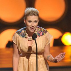 Scarlett Johansson presenta los en los 'TCA 2008'