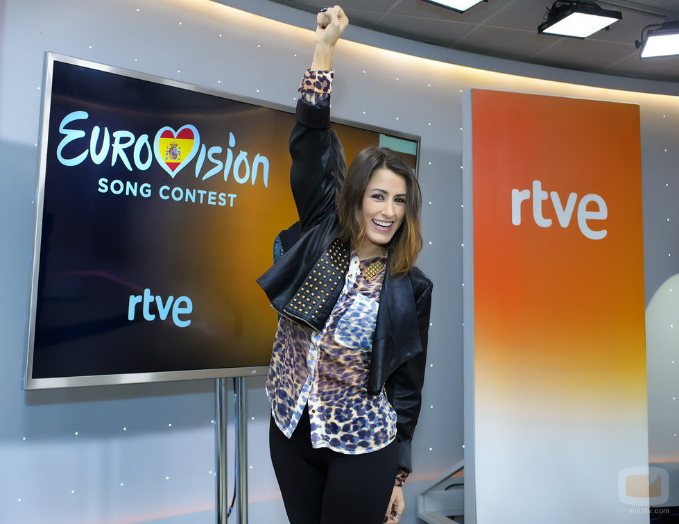 Barei, de lo más feliz, posa en la rueda de prensa de RTVE