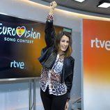 Barei, de lo más feliz, posa en la rueda de prensa de RTVE
