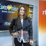 Barei muy sonriente frente a los medios en la rueda de prensa de RTVE
