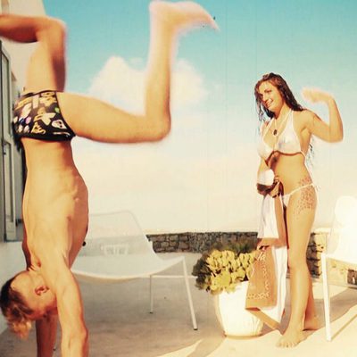 Abraham impresiona a Elettra haciendo equilibrismos en 'MTV Supershore' (1x01)