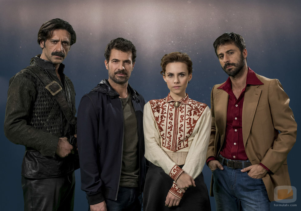 Hugo Silva junto a los actores principales y protagonistas de 'El Ministerio del Tiempo'