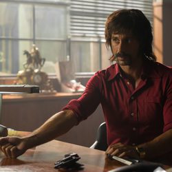 Pacino muestra su brazo a alguien en 'El Ministerio del Tiempo'