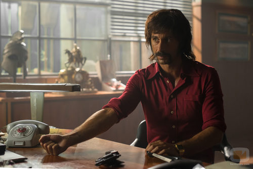 Pacino muestra su brazo a alguien en 'El Ministerio del Tiempo'